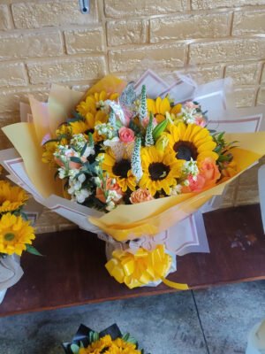 RR-002-RAMO-AMARILLO-6 Girasoles-5 Ramificadas-1 Lilium-Manzanilla-Papel Decorativo Ramo con Girasoles Ramificados, Lilium y Manzanilla