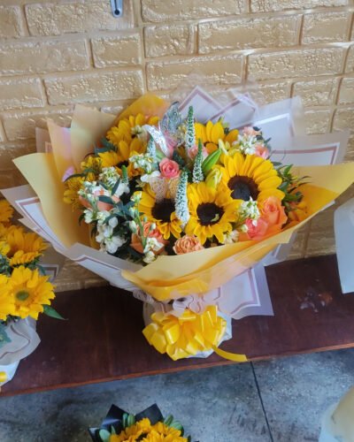 Ramo con Girasoles Ramificados, Lilium y Manzanilla